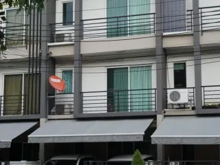 À louer 3 chambres maison à Suan Luang, Bangkok