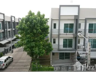 À louer 3 chambres maison à Suan Luang, Bangkok