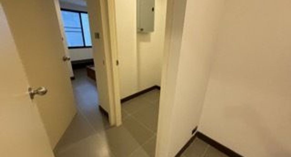 For rent 4 bedrooms apartment in Khlong Toei, Bangkok