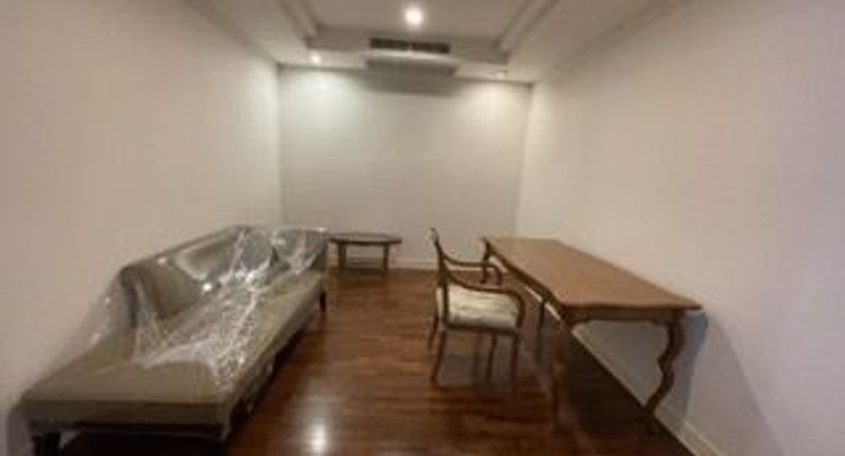 For rent 4 bedrooms apartment in Khlong Toei, Bangkok