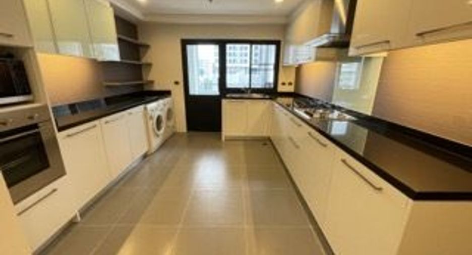 For rent 4 bedrooms apartment in Khlong Toei, Bangkok