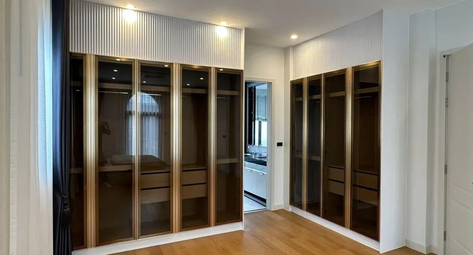 Casa en alquiler de 5 habitaciones en Saphan Sung, Bangkok