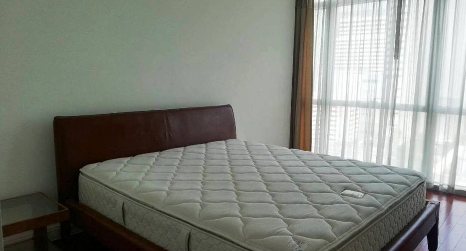For rent 3 bedrooms condo in Pathum Wan, Bangkok