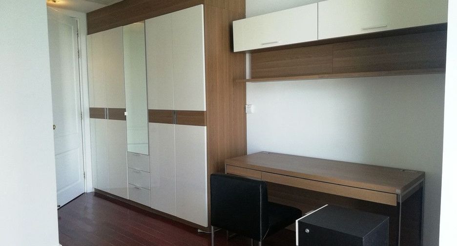 For rent 3 bedrooms condo in Pathum Wan, Bangkok