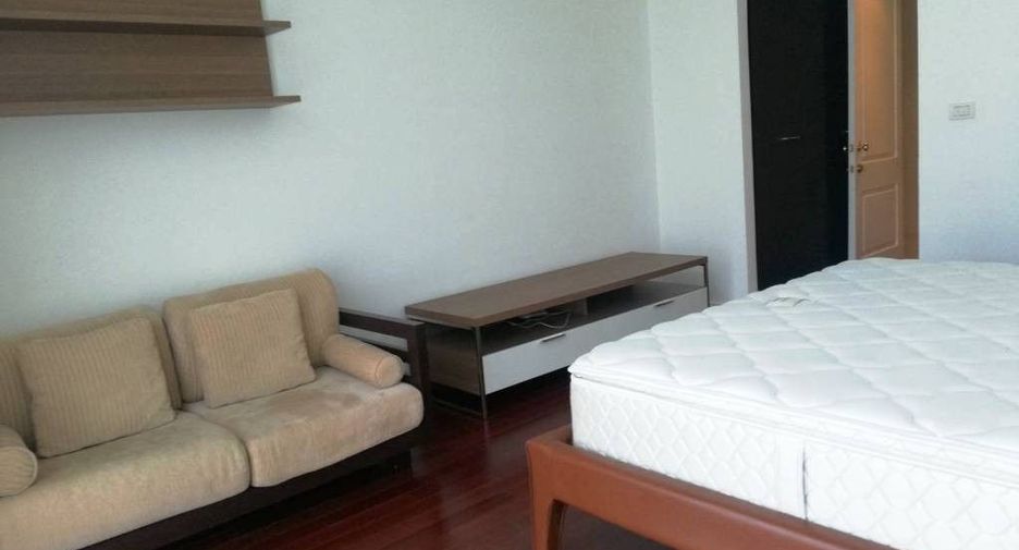 For rent 3 bedrooms condo in Pathum Wan, Bangkok
