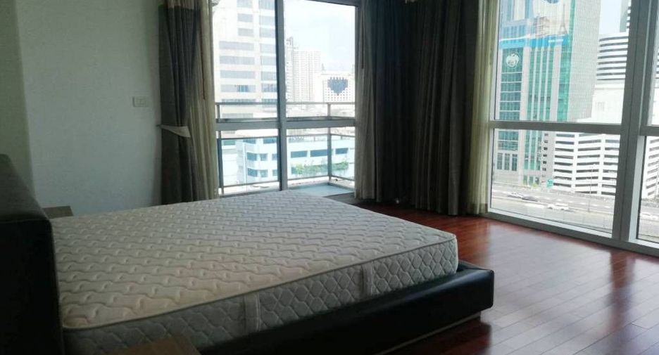 For rent 3 bedrooms condo in Pathum Wan, Bangkok