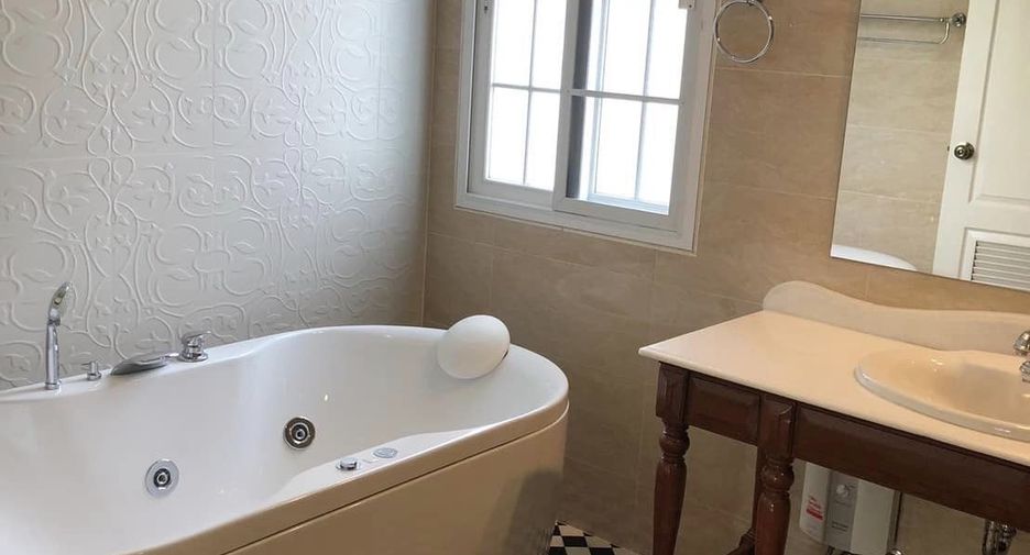 For rent 4 bedrooms house in Bang Na, Bangkok