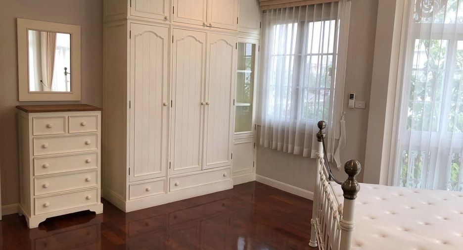 For rent 4 bedrooms house in Bang Na, Bangkok