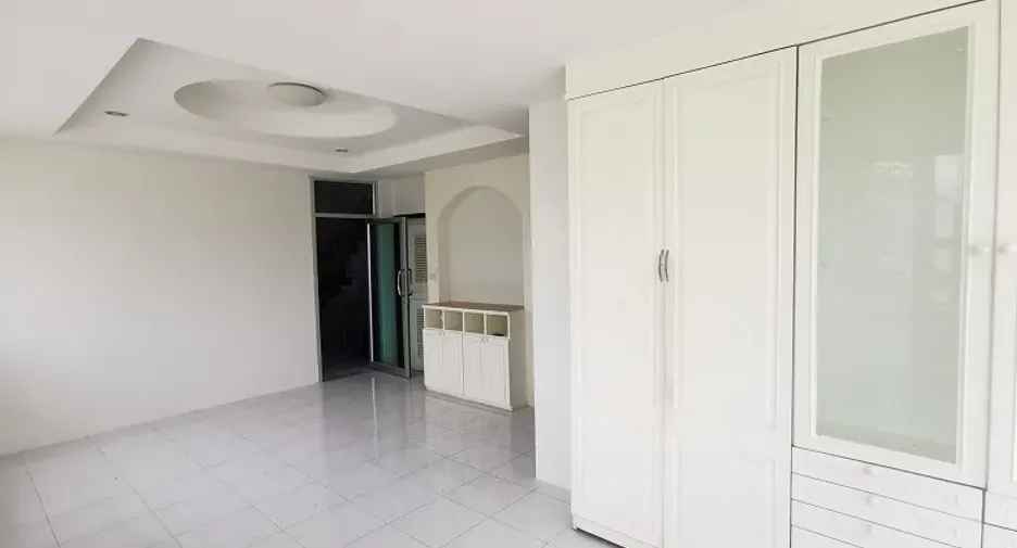 For rent 5 bedrooms house in Khlong Sam Wa, Bangkok