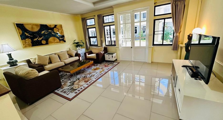 For rent 3 bedrooms townhouse in Watthana, Bangkok