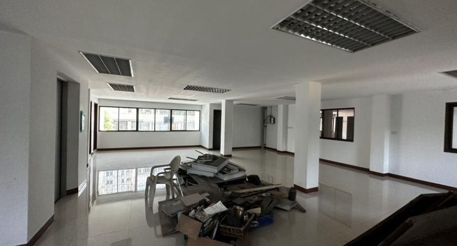For rent 5 bedrooms retail Space in Khlong San, Bangkok