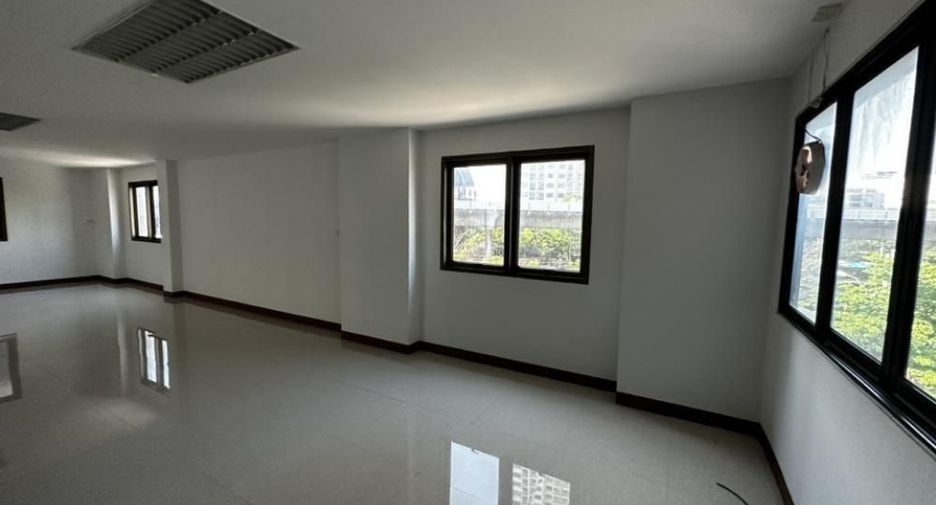 For rent 5 bedrooms retail Space in Khlong San, Bangkok