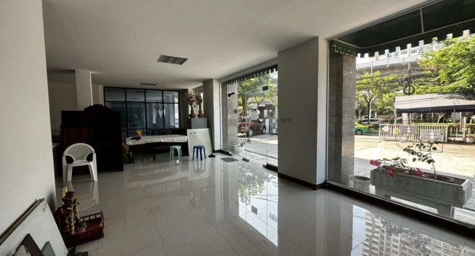 For rent 5 bedrooms retail Space in Khlong San, Bangkok