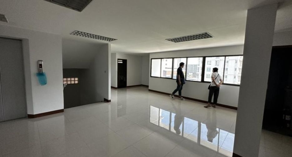 For rent 5 bedrooms retail Space in Khlong San, Bangkok
