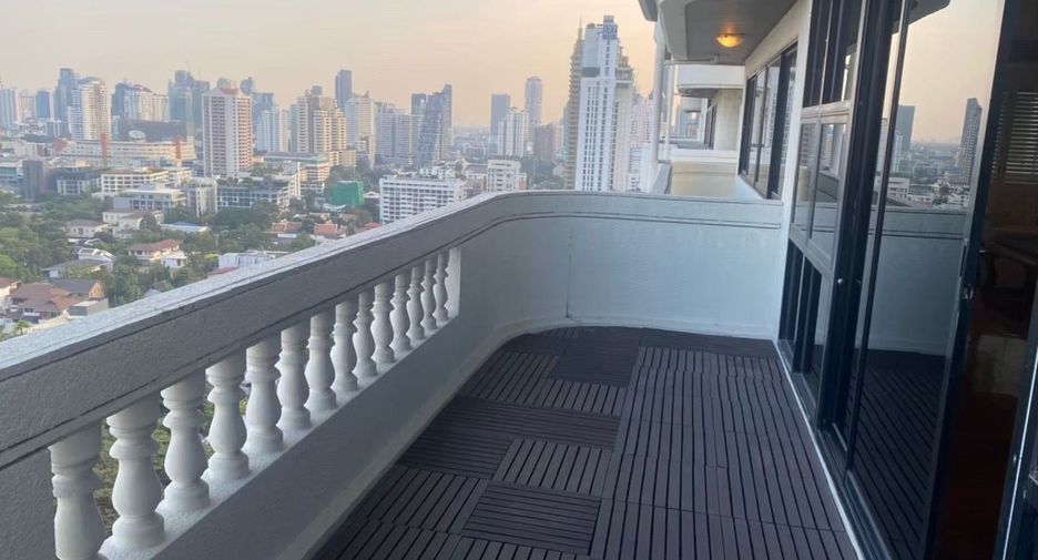 For rent 4 bedrooms condo in Watthana, Bangkok