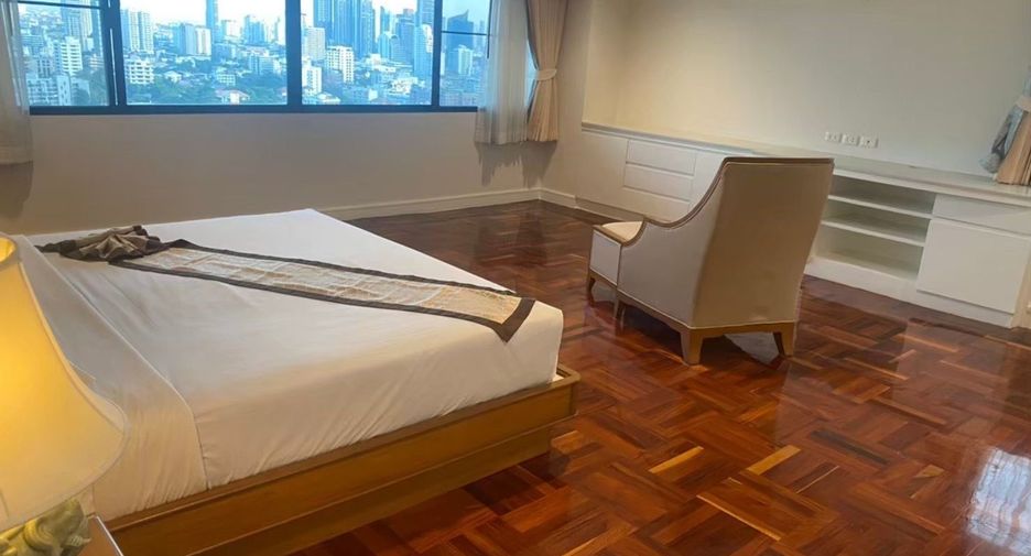 For rent 4 bedrooms condo in Watthana, Bangkok