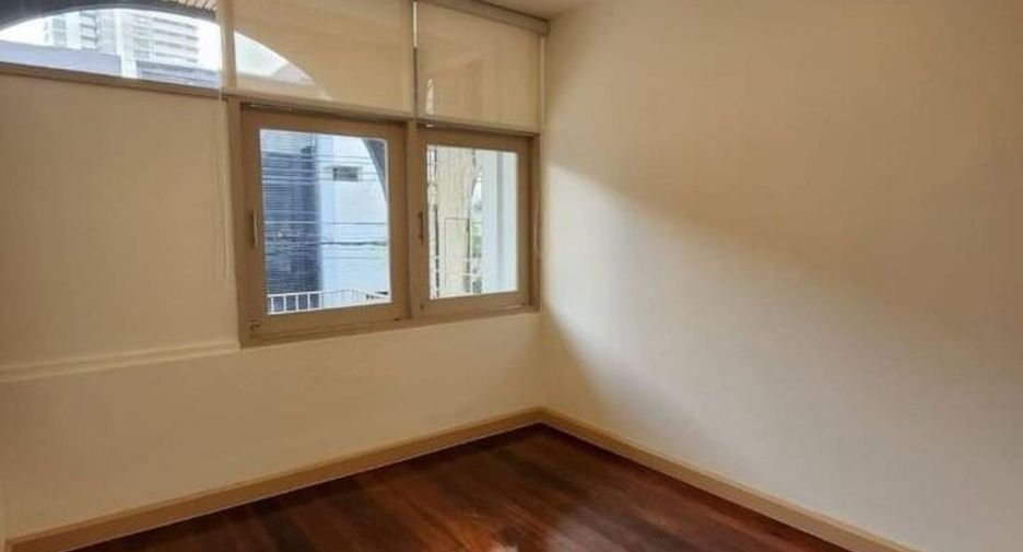 For rent 2 bedrooms townhouse in Watthana, Bangkok