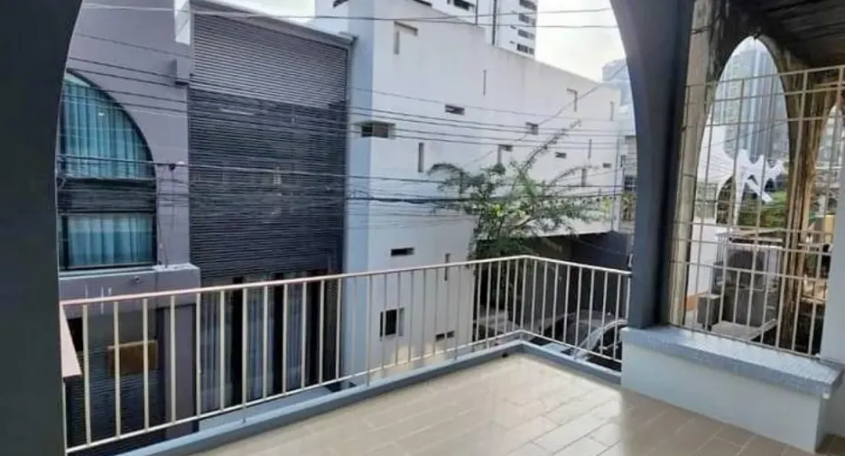 For rent 2 bedrooms townhouse in Watthana, Bangkok