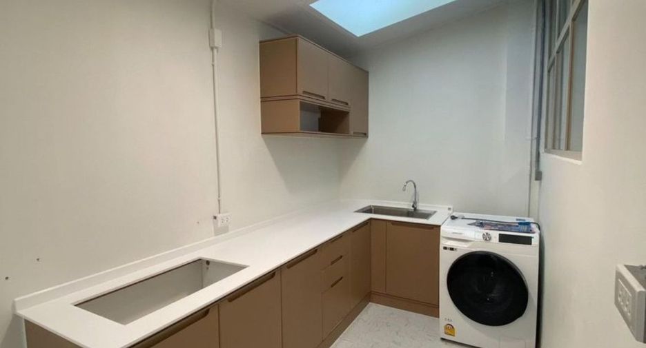 For rent 2 bedrooms townhouse in Watthana, Bangkok