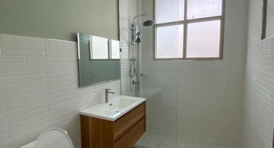 For rent 2 bedrooms townhouse in Watthana, Bangkok