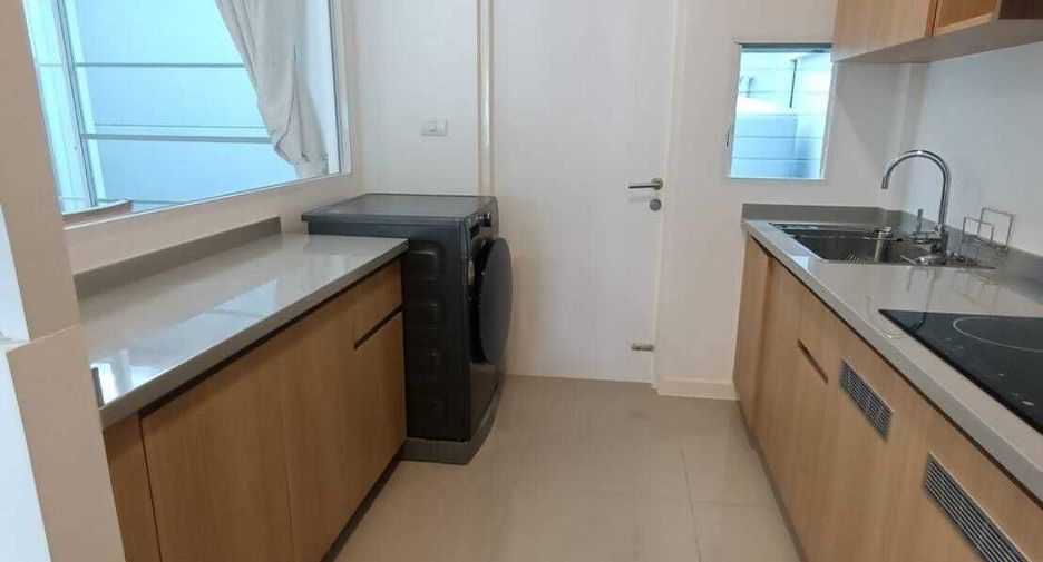 For rent 3 bedrooms townhouse in Prawet, Bangkok