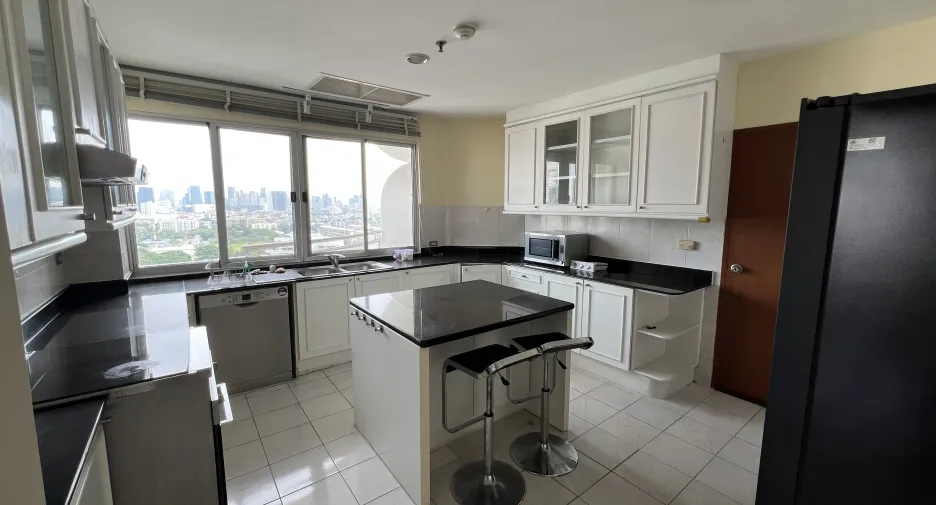 For rent 3 bedrooms condo in Sathon, Bangkok