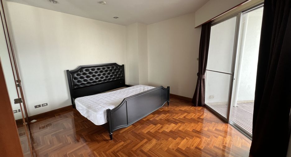 For rent 3 bedrooms condo in Sathon, Bangkok