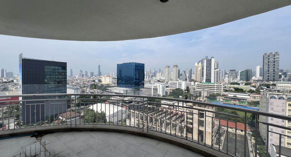 For rent 3 bedrooms condo in Sathon, Bangkok