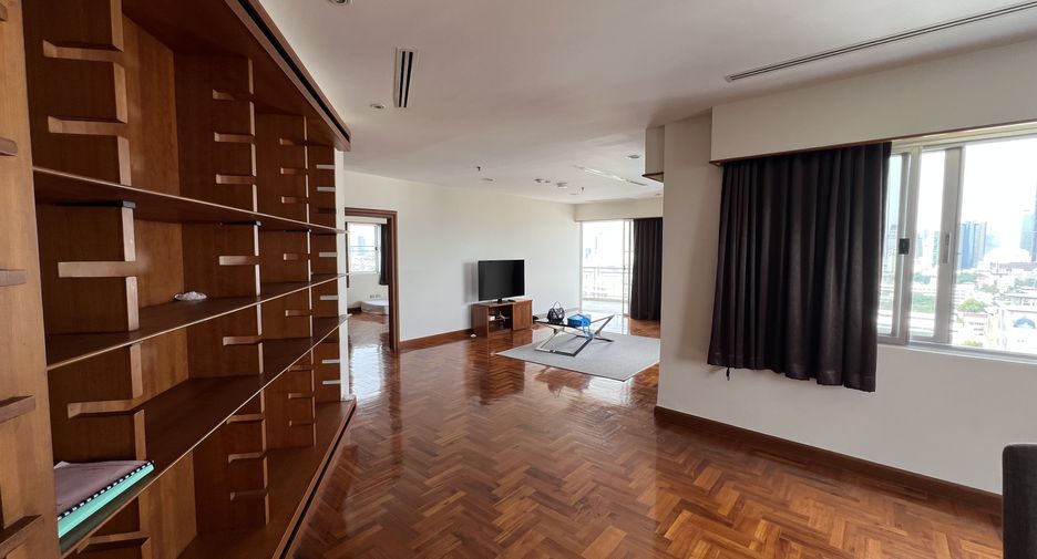 For rent 3 bedrooms condo in Sathon, Bangkok