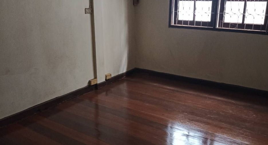 For rent 4 bedrooms townhouse in Bang Kapi, Bangkok