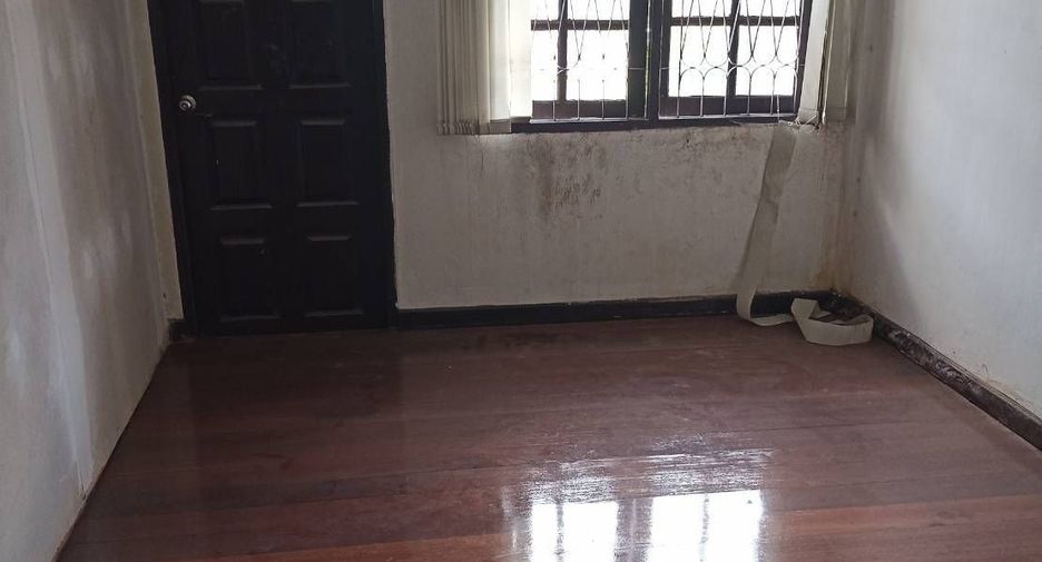 For rent 4 bedrooms townhouse in Bang Kapi, Bangkok