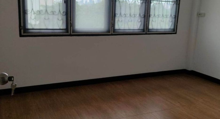 For rent 5 bedrooms townhouse in Bang Phlat, Bangkok