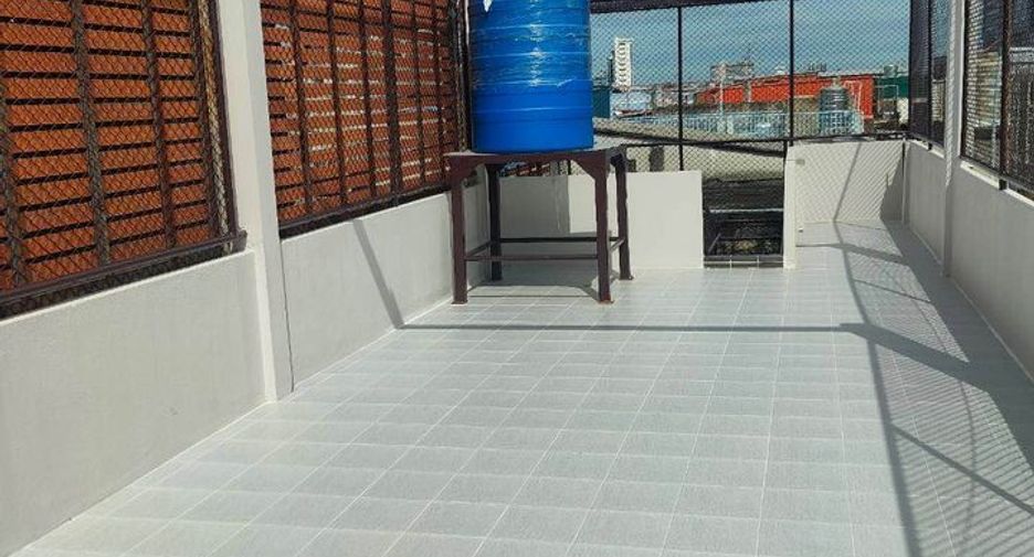 For rent 5 bedrooms townhouse in Bang Phlat, Bangkok