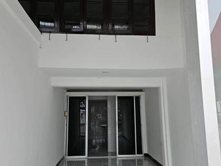 For rent 5 bedrooms townhouse in Bang Phlat, Bangkok