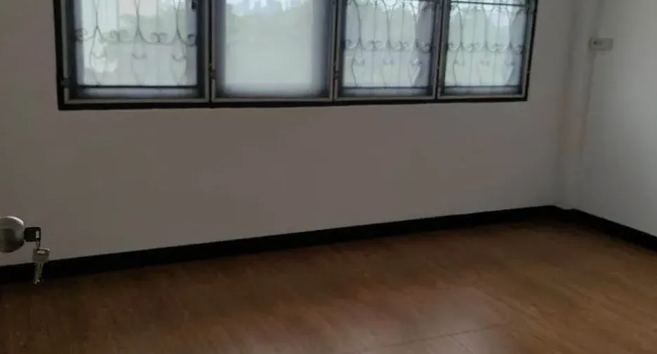 Reihenhaus zur Miete mit 5 Zimmer in Bang Phlat, Bangkok
