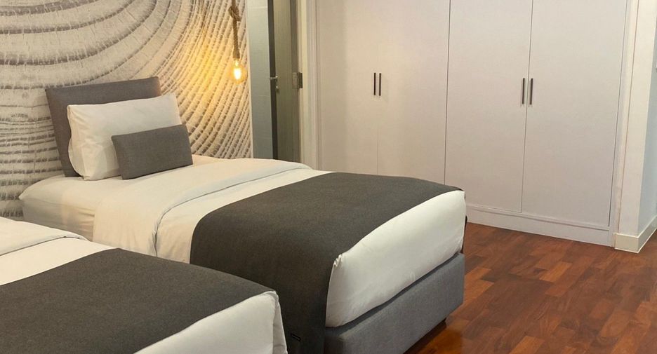 For rent 3 bedrooms condo in Pathum Wan, Bangkok