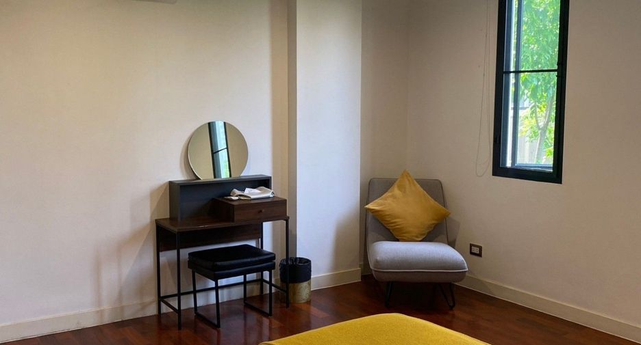 For rent 3 bedrooms condo in Pathum Wan, Bangkok