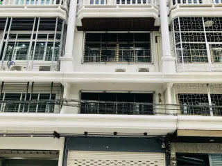 For rent 3 bedrooms townhouse in Yan Nawa, Bangkok