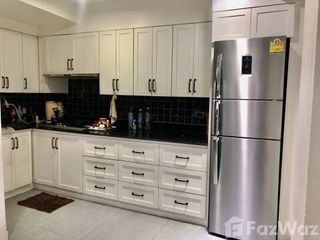 For rent 3 bedrooms townhouse in Yan Nawa, Bangkok