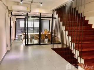 For rent 3 bedrooms townhouse in Yan Nawa, Bangkok