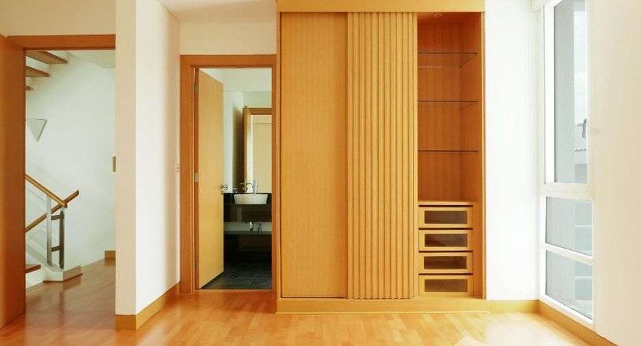 For rent 4 ベッドルーム house in Yan Nawa, Bangkok