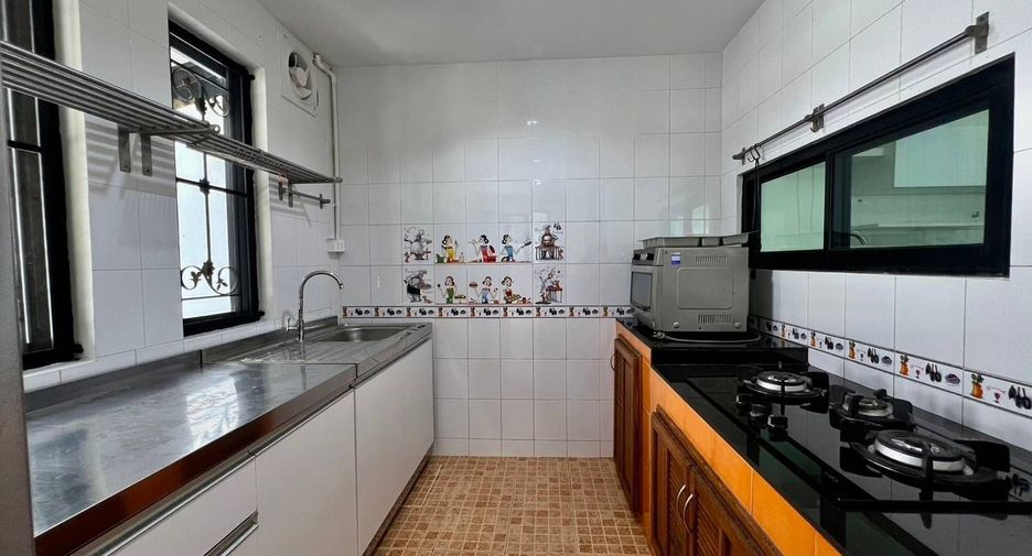 For rent 3 bedrooms townhouse in Suan Luang, Bangkok
