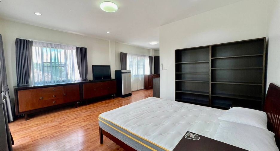 For rent 3 bedrooms townhouse in Suan Luang, Bangkok