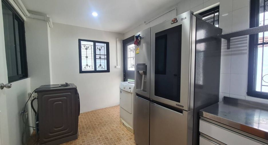 For rent 3 bedrooms townhouse in Suan Luang, Bangkok