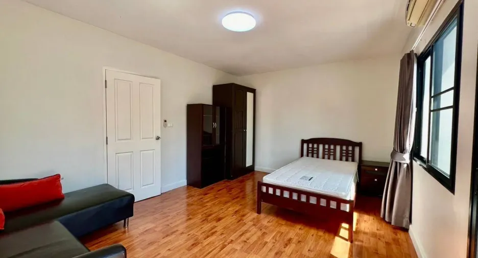 For rent 3 bedrooms townhouse in Suan Luang, Bangkok