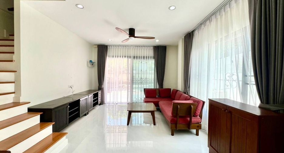 For rent 3 bedrooms townhouse in Suan Luang, Bangkok