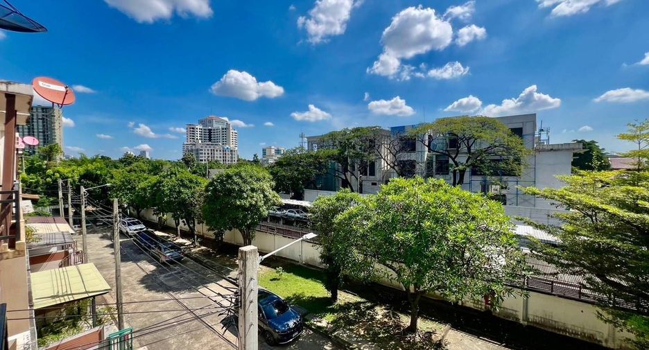 For rent 3 bedrooms townhouse in Suan Luang, Bangkok