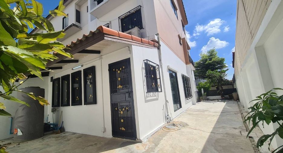 For rent 3 bedrooms townhouse in Suan Luang, Bangkok