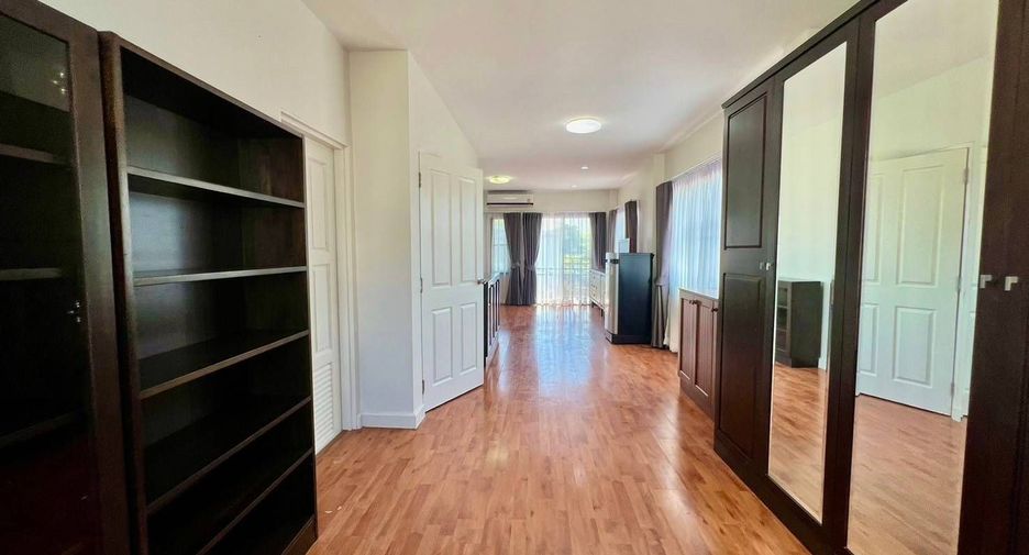 For rent 3 bedrooms townhouse in Suan Luang, Bangkok