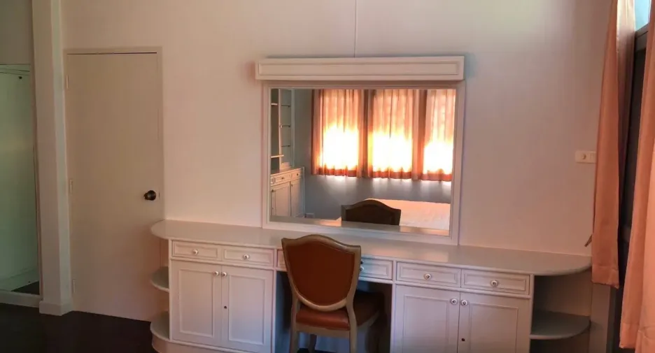 For rent 6 bedrooms house in Phra Khanong, Bangkok
